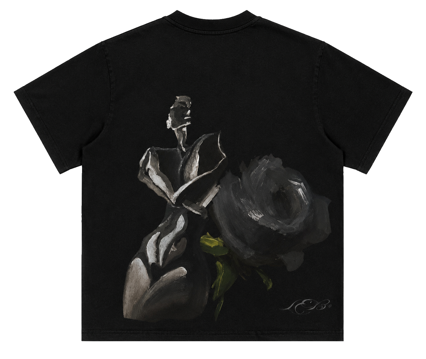 Foto real das costas da camiseta preta com arte escultórica e rosa negra